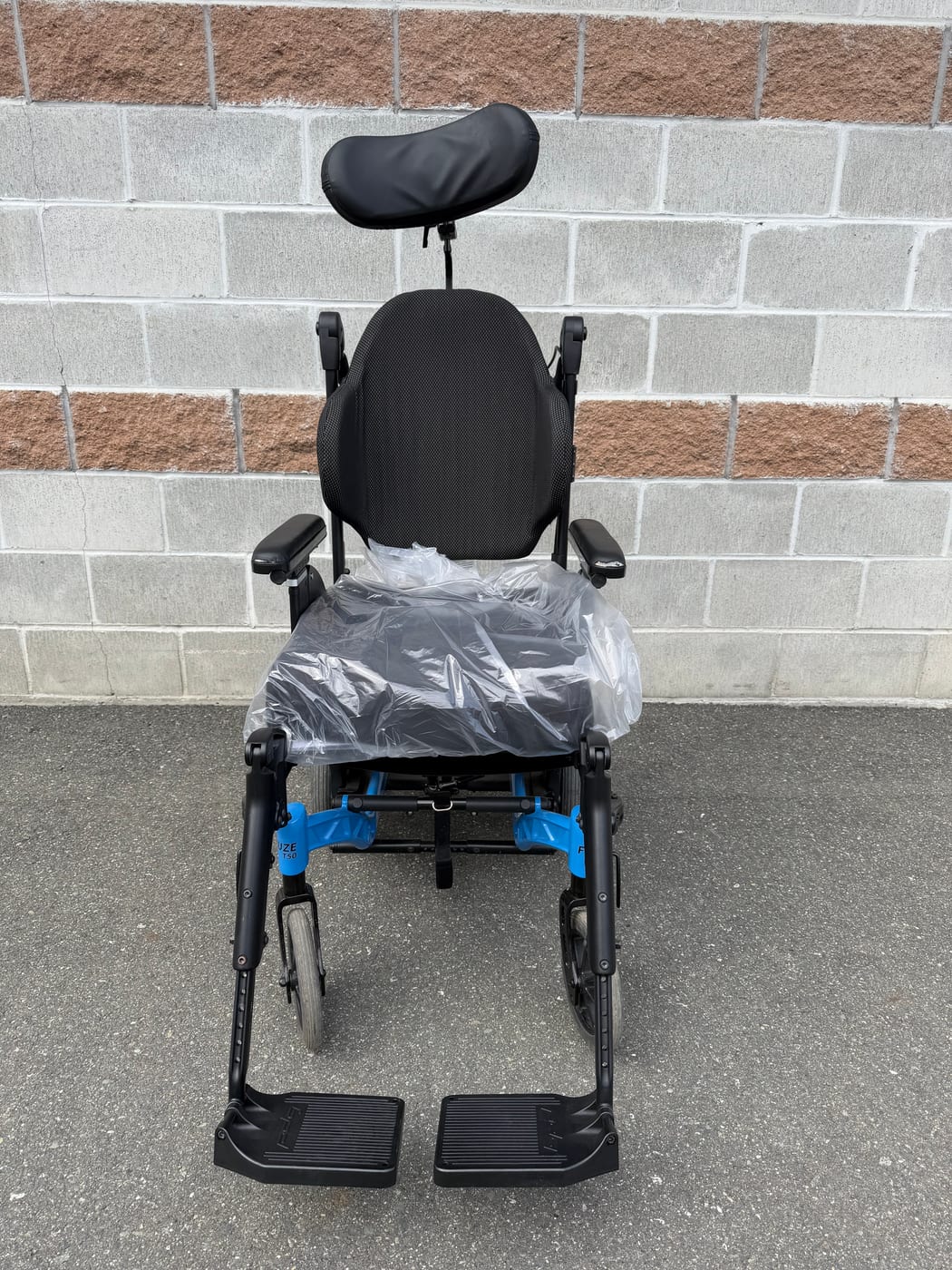 PDG Fuze T50 18x18 *with ROHO cushion — used tilt-in-space wheelchair for sale in Victoria, BC