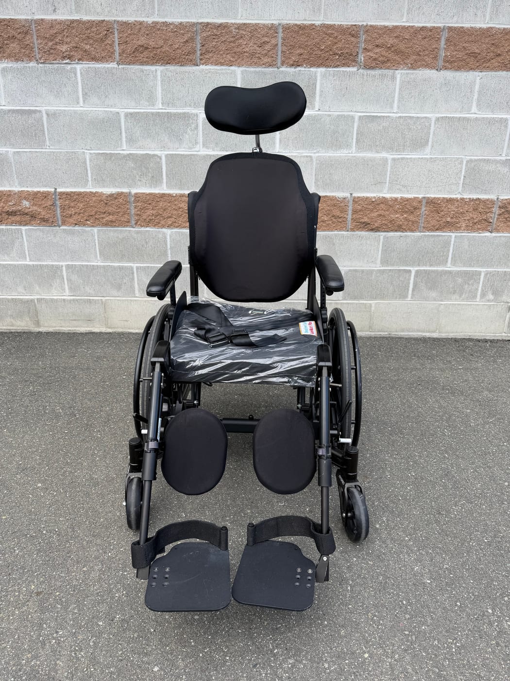 Neox Tilt chair 18x18 — used tilt-in-space wheelchair for sale in Victoria, BC