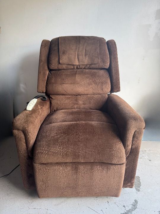 Golden Comforter Lift Chair (Medium) — used lift chair for sale in Victoria, BC
