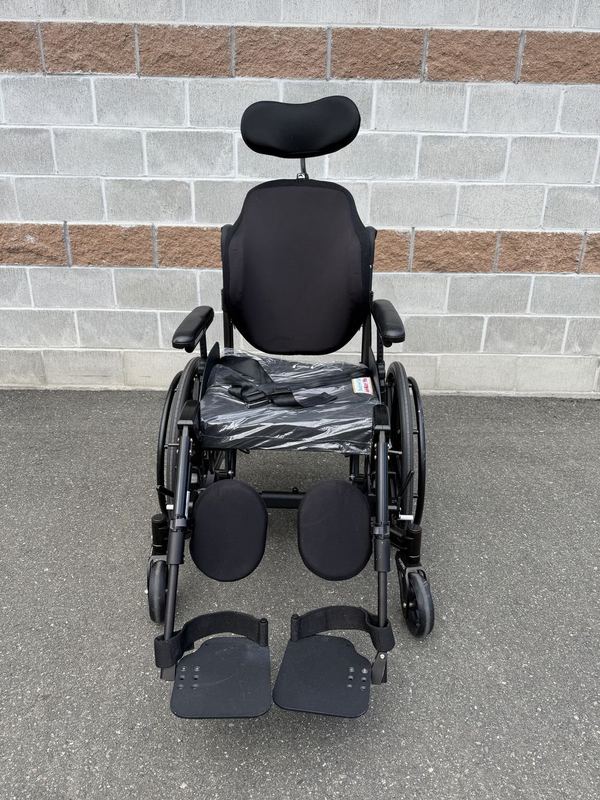 Neox Tilt chair 18x18 — used tilt-in-space wheelchair for sale in Victoria, BC